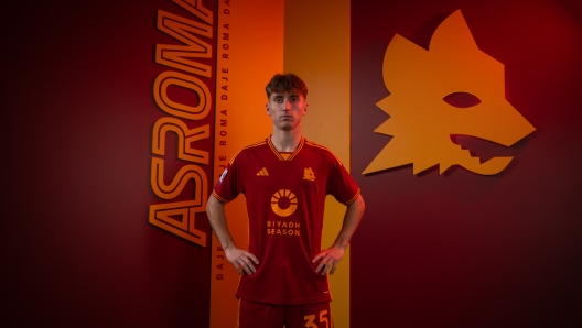 ROME, ITALY - FEBRUARY 01: AS Roma new signing Tommaso Baldanzi during his first photo shoot at Centro Sportivo Fulvio Bernardini on February 01, 2024 in Rome, Italy. (Photo by Fabio Rossi/AS Roma via Getty Images)