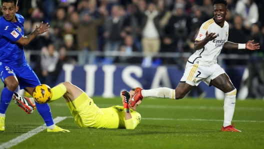 Real Madrid's Vinicius Junior, right, gestures after failing to go pass Getafe's goalkeeper David Soria during the Spanish La Liga soccer match between Getafe and Real Madrid at the Coliseum Alfonso Perez stadium in Getafe, Spain, Thursday, Feb. 1, 2024. (AP Photo/Manu Fernandez)