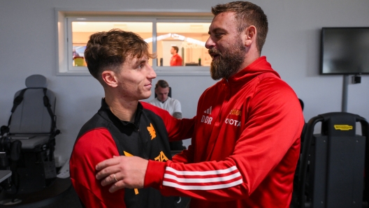 ROME, ITALY - FEBRUARY 01: AS Roma new signing Tommaso Baldanzi meets AS Roma coach Daniele De Rossi at Centro Sportivo Fulvio Bernardini on February 01, 2024 in Rome, Italy. (Photo by Fabio Rossi/AS Roma via Getty Images)