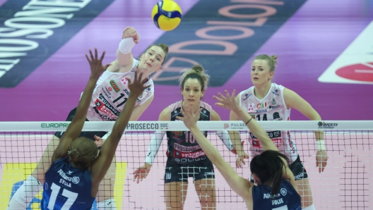 Isabelle Haak, MONICA DE GENNARO E Joanna Wolosz
PROSECCO DOC IMOCO VOLLEY CONEGLIANO - ALLIANZ VERO VOLLEY MILANO
PALLAVOLO CAMPIONATO ITALIANO VOLLEY SERIE A1-F 2023-24
VILLORBA (TV) 04-02-2024
FOTO FILIPPO RUBIN / LVF