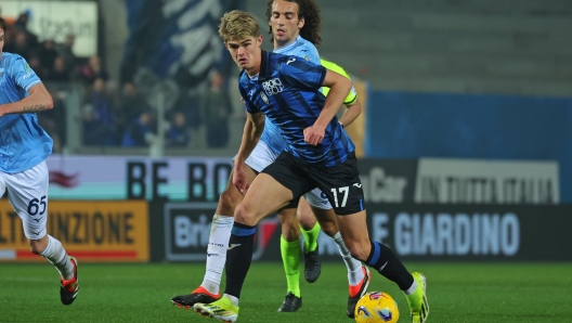 Atalanta's Charles De Ketelaere and Lazio's Matteo Guendouzi in action during the Italian Serie A soccer match Atalanta BC vs SS Lazio at Gewiss Stadium in Bergamo, Italy, 4 February 2024. ANSA/MICHELE MARAVIGLIA