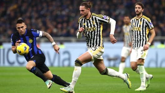 MILAN, ITALY - FEBRUARY 04: Adrien Rabiot of Juventus runs with the ball whilst under pressure from Lautaro Martinez of FC Internazionale during the Serie A TIM match between FC Internazionale and Juventus - Serie A TIM  at Stadio Giuseppe Meazza on February 04, 2024 in Milan, Italy. (Photo by Marco Luzzani/Getty Images)