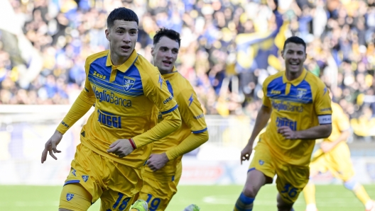 Foto Fabrizio Corradetti/LaPresse 21 Gennaio 2024 Frosinone, Italia - Frosinone Calcio vs Cagliari - Campionato italiano di calcio Serie A TIM 2023/2024 - Stadio Benito Stirpe Nella foto: Matias Soule' (Frosinone Calcio); esulta dopo il gol 2-1  January 21, 2024 Frosinone, Italy - Frosinone Calcio vs Cagliari - Italian Serie A Football Championship 2023/2024 - Benito Stirpe Stadium. In the photo: Matias Soule' (Frosinone Calcio); celebrates after scoring the goal 2-1