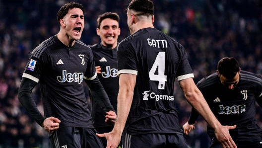 Foto Marco Alpozzi/LaPresse 27 Gennaio 2024 -Torino, Italia - sport - Juventus Vs Empoli - Campionato italiano di calcio Serie A TIM 2023/2024 - Allianz Stadium. Nella foto:      Dusan Vlahovic (Juventus FC); esulta dopo il gol con i compagni di squadra  January 27, 2024 Turin, Italy - sport soccer -  Juventus Vs Empoli- Italian Football Championship League A TIM 2023/2024  - Allianz Stadium  In the pic:    Dusan Vlahovic (Juventus FC); celebrates after scoring