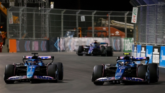 LAS VEGAS, NEVADA - NOVEMBER 18: Esteban Ocon of France driving the (31) Alpine F1 A523 Renault and Pierre Gasly of France driving the (10) Alpine F1 A523 Renault battle for track position on track during the F1 Grand Prix of Las Vegas at Las Vegas Strip Circuit on November 18, 2023 in Las Vegas, Nevada.   Chris Graythen/Getty Images/AFP (Photo by Chris Graythen / GETTY IMAGES NORTH AMERICA / Getty Images via AFP)