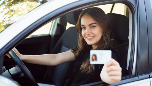 Neopatentati e limiti di potenza: differenze tra auto termiche ed elettriche