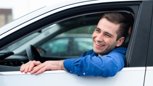 Neopatentati e limiti di potenza: differenze tra auto termiche ed elettriche