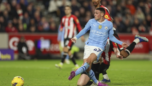 Manchester City's Phil Foden scores his side's third goal during the English Premier League soccer match between Brentford and Manchester City at the Gtech Community Stadium in London, Monday, Feb. 5, 2024. (AP Photo/Ian Walton)