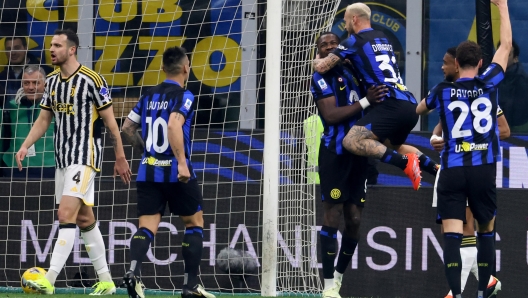 Inters players jubilate after the own goal scored by Juventus Federico Gatti (L) during the Italian serie A soccer match between Fc Inter  and Juventus at  Giuseppe Meazza stadium in Milan, 4 February 2024. ANSA / MATTEO BAZZI