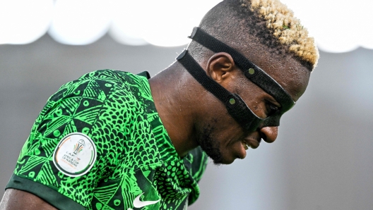 Nigeria's forward #9 Victor Osimhen reacts after picking up an injury during the Africa Cup of Nations (CAN) 2024 quarter-final football match between Nigeria and Angola at the Felix Houphouet-Boigny Stadium in Abidjan on February 2, 2024. (Photo by Issouf SANOGO / AFP)