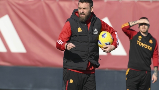 ROME, ITALY - FEBRUARY 01: AS Roma coach Daniele De Rossi  during training session at Centro Sportivo Fulvio Bernardini on February 01, 2024 in Rome, Italy. (Photo by Luciano Rossi/AS Roma via Getty Images)