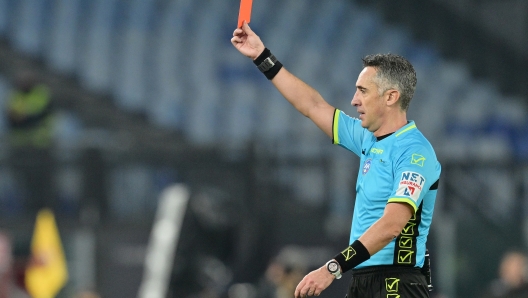 Foto Alfredo Falcone/LaPresse 07 Gennaio 2024 - Roma, Italia - sport, calcio - Roma vs Atalanta - Campionato italiano di calcio Serie A TIM 2023/2024 - Stadio Olimpico di Roma.  Nella foto:Gianluca Aureliano mostra il cartellino rosso nei confronti di Jose’ Mourinho (head coach AS Roma)  Foto Alfredo Falcone/LaPresse January 07, 2024 Rome, Italy - sport, soccer - Roma vs Atalanta - Italian Serie A Football Championship 2023/2024 - Olimpic Stadium în Rome.  In the pic: Gianluca Aureliano shows the red card against Jose' Mourinho (head coach AS Roma)