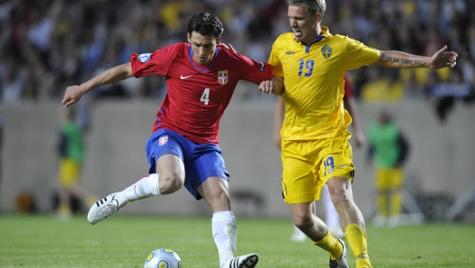 Serbia's Nikola Petkovic (L) vies with Sweden's Pontus Wernbloom in the Sweden vs Serbia group A group football match in the Euro U21 soccer championships at the Swedbank Arena in Malmo, Sweden, on 23 June, 2009. AFP PHOTO/ Pontus Lundahl / SCANPIX  <br />**  SWEDEN OUT  **