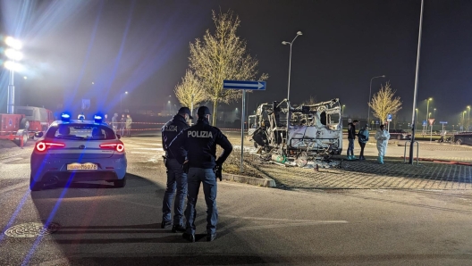 Due persone sono morte in un camper andato a fuoco a Ferrara, in un parcheggio nei pressi del Decathlon in via Ferraresi, 06 febbraio 2024. Le cause di quanto avvenuto sono al vaglio della polizia e dei vigili del fuoco. All'interno del mezzo pare ci fossero due bombole di Gpl e qualcuno ha riferito di un'esplosione. I due morti sarebbero due familiari, di nazionalit italiana ma ancora in corso di identificazione. ANSA/QUESTURA DI FERRARA +++ ANSA PROVIDES ACCESS TO THIS HANDOUT PHOTO TO BE USED SOLELY TO ILLUSTRATE NEWS REPORTING OR COMMENTARY ON THE FACTS OR EVENTS DEPICTED IN THIS IMAGE; NO ARCHIVING; NO LICENSING +++ NPK +++