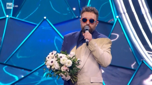 (LaPresse) Dopo aver cantato la sua canzone in gara, 'Onda alta', nella seconda serata del Festival di Sanremo, Dargen D'Amico è tornato sulle parole che aveva pronunciato sul palco dell'Ariston nel corso della serata inaugurale. "Posso dire solo una cosa rispetto a quanto detto ieri? Perché, poi, tornando a casa, per addormentarmi, ho letto qualche parere riguardo alle mie esternazioni... Io non volevo essere politico", ha spiegato Dargen. "Quando ho letto 'politico' mi sono preoccupato, perché ho fatto tante caz*ate nella mia vita, ho commesso molti peccati, anche gravi, ma non ho mai pensato di avvicinarmi alla politica. Ero semplicemente guidato dall'amore e dalla sensazione che siano sempre più le cose che abbiamo in comune. E su quelle mi vorrei concentrare", ha proseguito il cantautore, ricevendo gli applausi del pubblico.