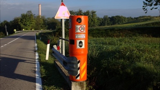 (DIRE) Roma, 30 gen. - Tra città a 30 km/h e le azioni contro gli autovelox del cosiddetto Fleximan, i limiti di velocità e la sicurezza stradale sono tornati al centro del dibattito pubblico. L'argomento è caldo anche perché, come confermato da una recente indagine che Facile.it e Assicurazione.it hanno commissionato agli istituti mUp Research e Norstat, gli italiani hanno spesso il brutto vizio di schiacciare troppo il piede sull'acceleratore, tanto è vero che più di 10 milioni e mezzo di automobilisti intervistati (pari al 27,1% del campione) hanno candidamente ammesso di non rispettare i limiti di velocità. Una cattiva abitudine diffusa, purtroppo, in modo particolare tra i giovani, con una percentuale che arriva al 31% tra chi ha un'età compresa tra i 18 e i 24 anni e al 37,3% tra chi ha 25-34 anni. Gli uomini si confermano più spericolati delle donne in termini di velocità (35,3% rispetto a 18,8%); a livello territoriale, invece, la percentuale di chi ha dichiarato di non rispettare i limiti arriva a sfiorare il 40% nelle regioni del Nord Est (proprio quelle dove agisce Fleximan).   ITALIANI POCO ATTENTI AL CODICE DELLA STRADA - Il non rispetto dei limiti di velocità, purtroppo, è solo una delle cattive abitudini degli italiani al volante. L'indagine commissionata da Facile.it ha innanzitutto messo in luce come si presti ancora troppa poca attenzione quando si è alla guida, tanto è vero che più di un rispondente su due (52,3%), vale a dire oltre 20,5 milioni di automobilisti, ha ammesso, in generale, di non attenersi alla lettera al Codice della Strada. I meno attenti alle regole sono risultati essere gli uomini, tra i quali addirittura il 57,1% dichiara di commettere infrazioni al volante, mentre la percentuale cala al 47,2% tra le donne. Dal punto di vista anagrafico, invece, emerge che ad essere più spericolati sono gli automobilisti con età compresa tra i 35 e i 44 anni, fascia nella quale oltre il 65% ha dichiarato di non rispettare appieno il Codice della Strada. Il buon senso sembra aumentare dopo i 44 anni; superata questa soglia la percentuale degli automobilisti poco ligi scende gradualmente, toccando il valore più basso tra gli over 65, tra i quali "appena" uno su tre ha detto di non rispettare sempre le regole stradali.    Comportamenti scorretti che troppe volte si trasformano in vere e proprie tragedie, e i numeri ufficiali parlano chiaro; nel solo primo semestre dello scorso anno ci sono stati, ogni giorno, 437 incidenti stradali, con 7,6 morti e 588 feriti.   LE CATTIVE ABITUDINI PIÙ DIFFUSE - Ma quali sono i comportamenti pericolosi più comuni al volante? Dopo l'eccesso di velocità, al secondo posto c'è l'uso del cellulare alla guida, cattiva abitudine indicata da quasi 9,5 milioni di italiani (24,1%); in questo caso non ci sono differenze significative tra uomini e donne, mentre a livello anagrafico la percentuale arriva al 33,9% tra i guidatori con età compresa fra i 35 e i 44 anni. Sono ancora tanti, più di 5,5 milioni, coloro che ancora non si allacciano le cinture di sicurezza in auto e, ancora una volta, i più indisciplinati sono risultati essere gli automobilisti di 35-44 anni (20,3%), mentre a livello territoriale il mal costume è diffuso maggiormente al Sud e nelle Isole, dove la percentuale di chi non utilizza i sistemi di sicurezza arriva a sfiorare il 23%. Altra cattiva abitudine, magari meno pericolosa di altre ma comunque deprecabile, è quella del parcheggio selvaggio; oltre 4 milioni di automobilisti (10,6%) hanno dichiarato di parcheggiare in aree dove è vietato farlo, atteggiamento adottato soprattutto dagli uomini (12,4%) e diffuso, in particolare, nelle aree del Nord Est (13.8%). Preoccupa moltissimo, infine, vedere come più di 1,6 milioni di individui (4,1% del campione) abbia dichiarato di mettersi al volante dopo aver assunto alcolici, percentuale che arriva addirittura al 6,7% tra i giovani con età compresa tra i 24 e i 34 anni.   (Com/Red/ Dire) 06:20 30-01-24   NNNN