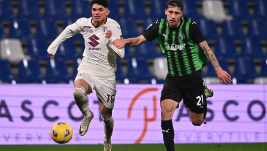 REGGIO NELL'EMILIA, ITALY - FEBRUARY 10: Raoul Bellanova of Torino FC competes for the ball with Mattia Viti of US Sassuolo during the Serie A TIM match between US Sassuolo and Torino FC - Serie A TIM  at Mapei Stadium - Citta' del Tricolore on February 10, 2024 in Reggio nell'Emilia, Italy. (Photo by Alessandro Sabattini/Getty Images)