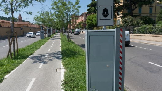 (DIRE) Bologna, 13 lug. - Il Comune di Bologna mette a budget 1,2 milioni di euro per l'installazione di nuovi autovelox. La cifra  contenuta in una delibera di variazione al bilancio 2023-2025 presentata oggi in commissione.    "E' uno stanziamento di sola previsione in questo momento", spiega Alessio Gazzi del dipartimento Lavori pubblici rispondendo a una domanda posta da Manuela Zuntini (Fdi) per conoscere quanti autovelox saranno finanziati con la cifra citata e dove saranno collocati. "C' un'interlocuzione avviata con la Prefettura e in questo momento non siamo in grado di indicare esattamente il numero delle postazioni e la loro localizzazione", afferma Gazzi riportando in commissione la risposta trasmessa dal capo del dipartimento, Cleto Carlini. Lo stesso Carlini "sar poi ovviamente a disposizione- aggiunge Gazzi- per fornire le informazioni appena saranno disponibili. Ma per adesso questo  solo uno stanziamento previsionale".   (Pam/ Dire) 19:10 13-07-23   NNNN