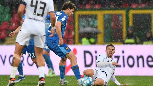 Foto Andrea Pomponi/LaPresse  11 Febbraio 2024 Terni, Italia - sport, calcio - Ternana vs Spezia - Campionato di Calcio Serie BKT 2023/2024 - Stadio Libero Liberati nella foto:   luperini vs NAGY  February 11, 2024 Terni, Italy - sport, soccer - Ternana vs Spezia - Italian Football Championship League BKT 2023/2024 - Libero Liberati stadium.  In the pic:    luperini vs NAGY