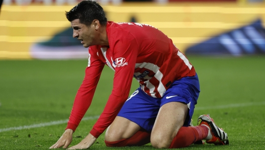 epa11145752 Atletico Madrid's Alvaro Morata reacts during a Spanish LaLiga EA Sports soccer match between Sevilla FC and Atletico Madrid at Sanchez Pizjuan stadium in Sevilla, southern Spain, 11 February 2024.  EPA/JULIO MUNOZ