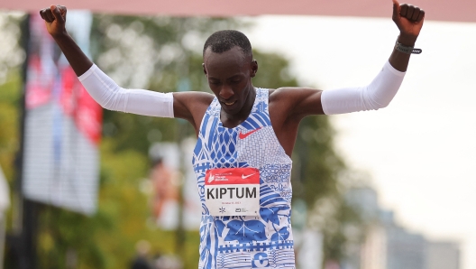 CHICAGO, ILLINOIS - OCTOBER 08: Kelvin Kiptum of Kenya celebrates after winning the 2023 Chicago Marathon professional men's division and setting a world record marathon time of 2:00.35 at Grant Park on October 08, 2023 in Chicago, Illinois.   Michael Reaves/Getty Images/AFP (Photo by Michael Reaves / GETTY IMAGES NORTH AMERICA / Getty Images via AFP)