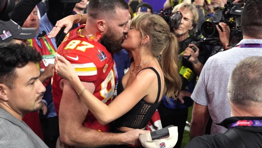 Taylor Swift kisses Kansas City Chiefs tight end Travis Kelce after the NFL Super Bowl 58 football game against the San Francisco 49ers, Sunday, Feb. 11, 2024, in Las Vegas. The Chiefs won 25-22. (AP Photo/John Locher)