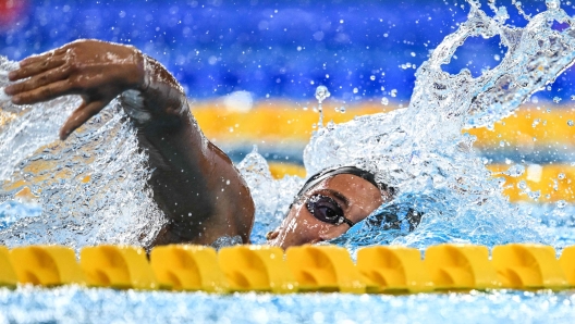 Italy's Simona Quadarella competes in a heat of the women's 1500m freestyle swimming event during the 2024 World Aquatics Championships at Aspire Dome in Doha on February 12, 2024. (Photo by SEBASTIEN BOZON / AFP)