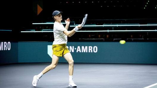 epa11139860 Italian player Jannik Sinner during training session in the run-up to the ABN AMRO tennis tournament at the Rotterdam Ahoy indoor arena, in Rotterdam, the Netherlands, 09 February 2024. The 2024 ABN AMRO Open will take place between 12 and 18 February 2024.  EPA/ROBIN UTRECHT