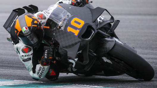 epa11135537 Italian MotoGP rider Luca Marini of Repsol Honda Team in action during Sepang MotoGP Official Test day 3 in Petronas Sepang International Circuit, Malaysia, 08 February 2024.  EPA/FAZRY ISMAIL