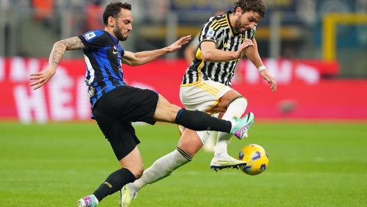 Foto Spada/LaPresse 04 Febbraio 2024 Milano (Italia) sport, calcio - Inter vs Juventus - Campionato italiano di calcio Serie A TIM 2023/2024 - Stadio San Siro. Nella foto: Hakan Calhanoglu (FC Inter); Manuel Locatelli 

February 04, 2024 Milan (Italy) sport, calcio - Inter vs Juventus - Italian Serie A Football Championship 2023/2024 - San Siro Stadium. In the pic: Hakan Calhanoglu (FC Inter); Manuel Locatelli