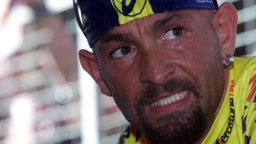 ? MARCO MERLINI / LAPRESSE ROMA 13.05.2000      SPORT   CICLISMO PARTENZA DEL 83? GIRO D'ITALIA NELLA FOTO   MARCO PANTANI  - Marco Pantani (Cesena, 13 gennaio 1970  Rimini, 14 febbraio 2004) FOTO LAPRESSE - fotografo: LAPRESSE