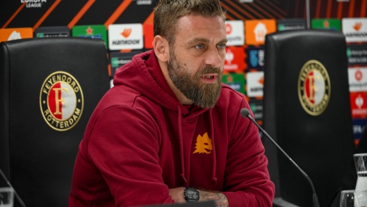 ROTTERDAM, NETHERLANDS - FEBRUARY 14: AS Roma coach Daniele De Rossi during the press conference at Feyenoord Stadium on February 14, 2024 in Rotterdam, Netherlands. (Photo by Fabio Rossi/AS Roma via Getty Images)