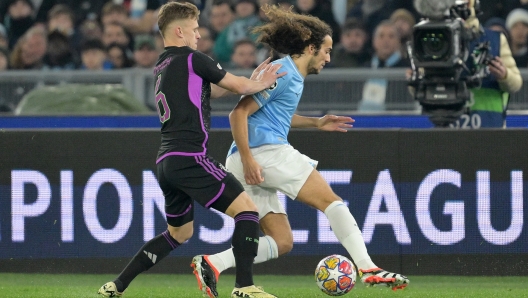 Foto Alfredo Falcone/LaPresse 14 Febbraio 2024 Roma (Italia) sport, calcio - Lazio vs Bayern Monaco - Andata ottavi di finale Uefa Champions League 2023/2024 - Stadio Olimpico di Roma. Nella foto: Joshua Kimmich (Bayern Monaco); Matteo Guendouzi (SS Lazio);  February 14, 2024 Rome (Italy) sport, soccer - SS Lazio vs FC Bayern Munich - Round of 16 first leg Uefa Champions League 2023/2024 - Olimpic Stadium in Rome. In the pic:  Joshua Kimmich (Bayern Monaco); Matteo Guendouzi (SS Lazio);