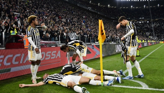 TURIN, ITALY - OCTOBER 28: Andrea Cambiaso of Juventus celebrates after scoring his team's first goal with teammates Federico Chiesa, Federico Gatti, Fabio Miretti, Kenan Yildiz and Weston McKennie during the Serie A TIM match between Juventus and Hellas Verona FC at Allianz Stadium on October 28, 2023 in Turin, Italy. (Photo by Stefano Guidi - Juventus FC/Juventus FC via Getty Images)