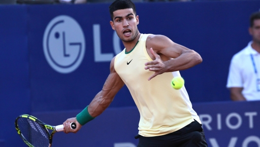 epa11156694 Carlos Alcaraz of Spain in action against Camilo Ugo Carabelli of Argentina during their round of 16 tennis match of the IEB+ Argentina Open, in Buenos Aires, Argentina, 15 February 2024.  EPA/Luciano Gonzalez