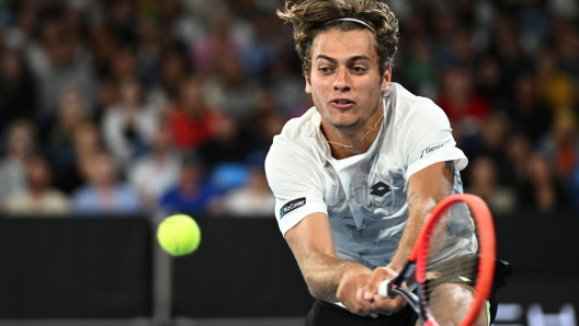 epa11089225 Flavio Cobolli of Italy in action during his 3rd round match against Alex De Minaur of Australia on Day 6 of the 2024 Australian Open at Melbourne Park in Melbourne, Australia, 19 January 2024.  EPA/JOEL CARRETT AUSTRALIA AND NEW ZEALAND OUT