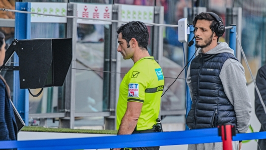 "Foto Gianluca Zuddas/LaPresse 30-12-2023 Cagliari, Italia - Sport, calcio - Cagliari vs Empoli - Campionato italiano di calcio Serie A TIM 2023/2024 - Stadio Unipol Domus. Nella foto: l'arbitro Fabio Maresca consulta il VAR  December 30, 2023 Cagliari, Italy - Sport, soccer - Cagliari vs Empoli - Campionato italiano di calcio Serie A TIM 2023/2024 - Unipol Domus Stadium. In the pic: referee Fabio Maresca consults the VAR"