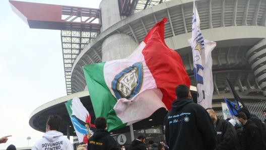 Fans of AC Milan and FC Internazionale wait outside the stadium Giuseppe Meazza - San Siro - the buses of the two teams waiting for the derby of Milan, Italy, February 21 2021 (Photo by Mairo Cinquetti/NurPhoto) (Photo by Mairo Cinquetti / NurPhoto / NurPhoto via AFP)