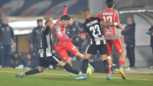 Foto Fabio Urbini/LaPresse 16 Febbraio 2024 Ascoli, Italia - sport, calcio - Ascoli vs Cremonese - Campionato di calcio Serie BKT 2023/2024 - Stadio Cino e Lillo Del Duca. Nella foto: Lochoshvili Cremonese  February 16, 2024 Ascoli, Italy - sport, soccer - Ascoli vs Cremonese - Italian Football Championship League BKT 2023/2024 - Cino e Lillo Del Duca stadium.  In the pic: