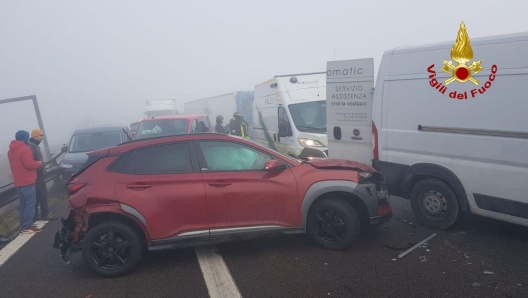 Il luogo, sull'Autostrada del Brennero, dove poco dopo le 8 c'è stato un incidente tra due tir e un tamponamento di varie auto al seguito, 05 febbraio 2024. Lo scontro e' avvenuto al km 293 in direzione sud, tra Reggiolo e Carpi. ANSA/ VIGILI DEL FUOCO REGGIO EMILIA +++ ANSA PROVIDES ACCESS TO THIS HANDOUT PHOTO TO BE USED SOLELY TO ILLUSTRATE NEWS REPORTING OR COMMENTARY ON THE FACTS OR EVENTS DEPICTED IN THIS IMAGE; NO ARCHIVING; NO LICENSING +++ NPK +++