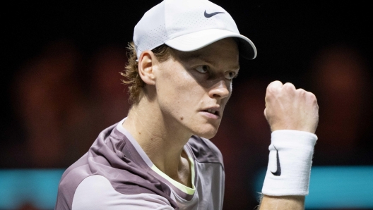 epa11156387 Jannik Sinner of Italy in action against Gael Monfils of France on the fourth day of the ABN AMRO Open tennis tournament at Ahoy indoor arena in Rotterdam, the Netherlands, 15 February 2024.  EPA/SANDER KONING