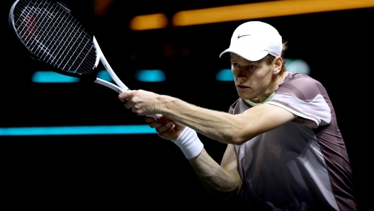 ROTTERDAM, NETHERLANDS - FEBRUARY 17:  Jannik Sinner of Italy returns a forehand against Tallon Griekspoor of Netherlands during their semi final match on day 6 of the ABN AMRO Open at Rotterdam Ahoy on February 17, 2024 in Rotterdam, Netherlands. (Photo by Dean Mouhtaropoulos/Getty Images)