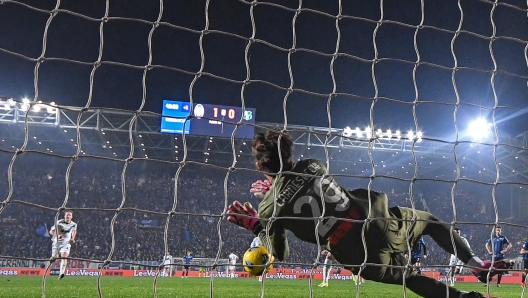 Atalanta's Marco Carnesecchi saves first penalty kicked by Sassuolo's Andrea Pinamonti during the Italian Serie A soccer match Atalanta BC vs US Sassuolo at the Gewiss Stadium in Bergamo, Italy, 17 February 2024. ANSA/MICHELE MARAVIGLIA