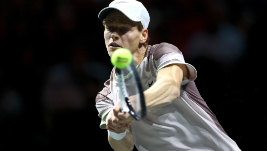 ROTTERDAM, NETHERLANDS - FEBRUARY 16:  Jannik Sinner of Italy returns a backhand in his match against Milos Raonic of Canada during day 5 of the ABN AMRO Open at Rotterdam Ahoy on February 16, 2024 in Rotterdam, Netherlands. (Photo by Dean Mouhtaropoulos/Getty Images)