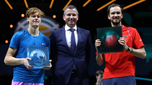 ROTTERDAM, NETHERLANDS - FEBRUARY 19: (L to R) Jannik Sinner of Italy, Richard Krajicek, former Dutch tennis player and Daniil Medvedev pose for a photo after the Men's Singles Final on the seventh and final day of the 50th ABN AMRO Open 2023 at Rotterdam Ahoy on February 19, 2023 in Rotterdam, Netherlands. (Photo by Dean Mouhtaropoulos/Getty Images)