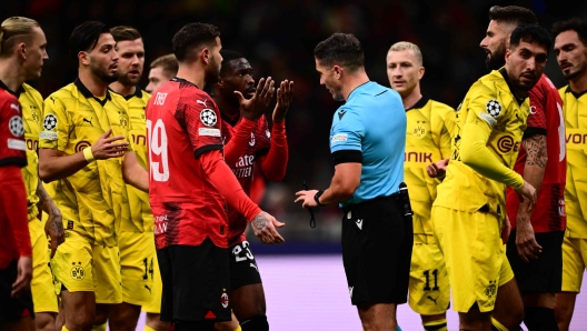 AC Milan's English defender #23 Fikayo Tomori argues with Romanian referee Istvan Kovacs during the UEFA Champions League Group F football match between AC Milan and Borussia Dortmund at the San Siro stadium in Milan on November 28, 2023. (Photo by Marco BERTORELLO / AFP)