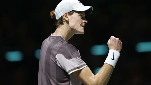 Italy's Jannik Sinner clenches his fist after scoring a point against Australia's Alex De Minaur during the men's final of the ABN AMRO ATP tennis tournament at Ahoy arena in Rotterdam, Netherlands, Sunday, Feb. 18, 2024. (AP Photo/Peter Dejong)