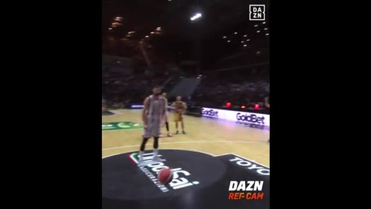 Арбитр с Refcam во время матча