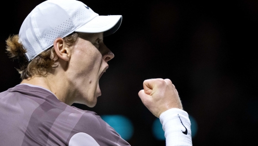 epa11163709 Jannik Sinner (Italy) in action against Alex de Minaur (Australia) in the singles final on the last day of the ABN AMRO Open tennis tournament at Ahoy indoor arena in Rotterdam, the Netherlands, 18 February 2024.  EPA/SANDER KONING