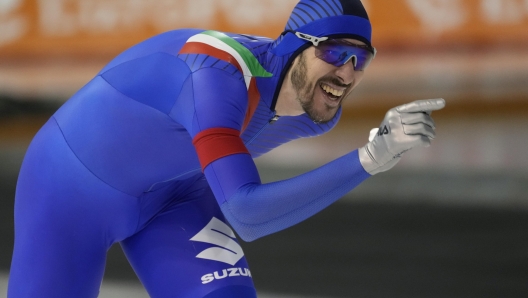 epa11165267 Davide Ghiotto of Italy competes in the Men???s 10000m event at the ISU World Speed Skating Single Distances Championships in Calgary, Canada, 18 February 2024.  EPA/TODD KOROL